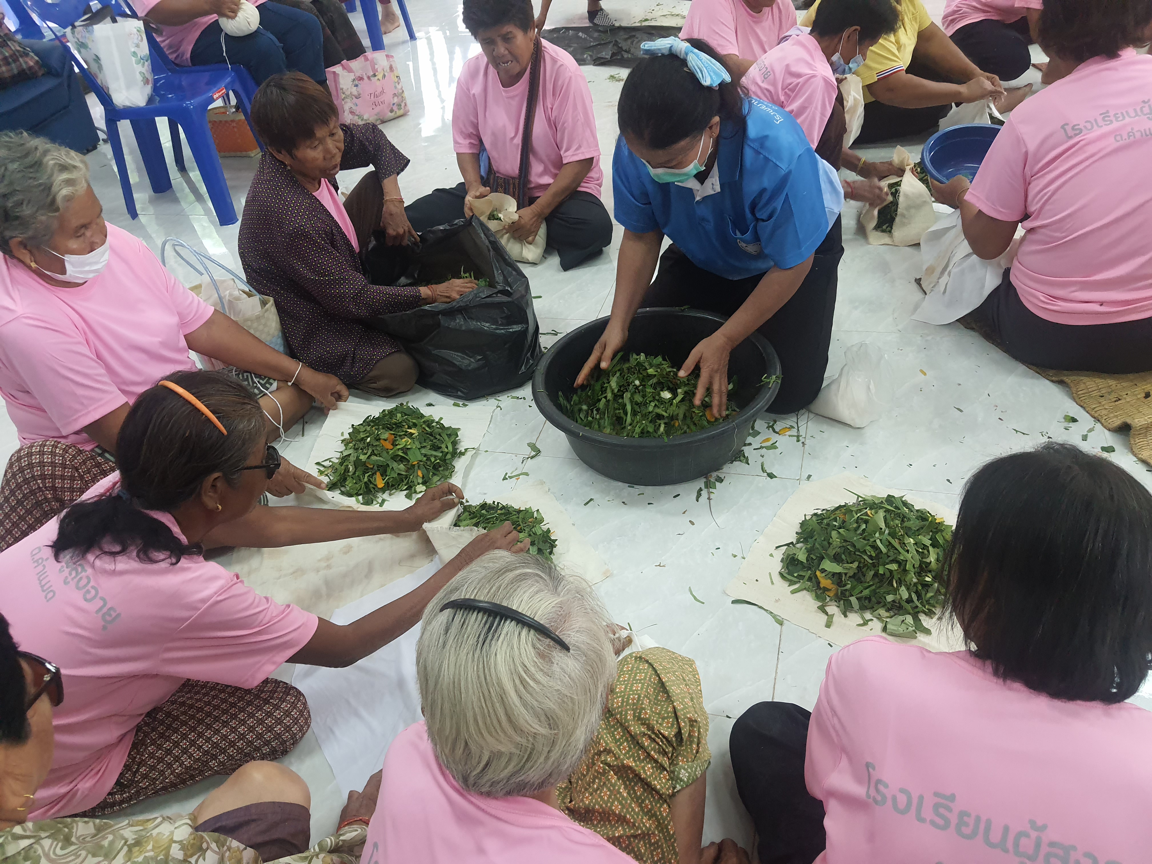 โรงเรียนผู้สูงอายุ   จัดกิจกรรมทำลูกประคบสมุนไพร