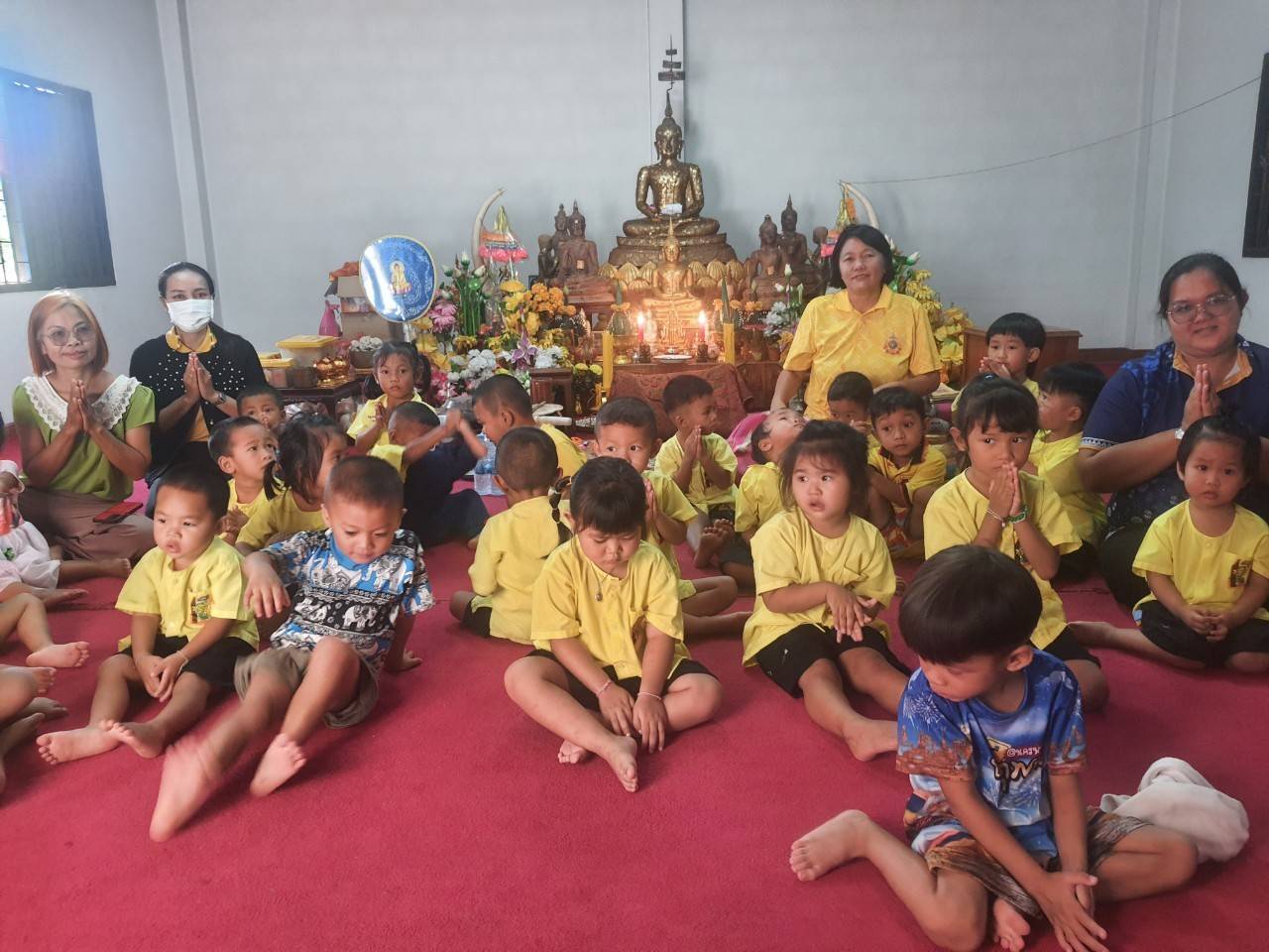 กราบนมัสการหลวงปู่อมฤทธิ์  บ้านดอนเขียง  หมู่ที่  4